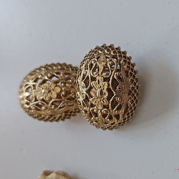 Vintage lot of gold tone earrings 3  are clip. Unique shapes - Picture 11 of 11